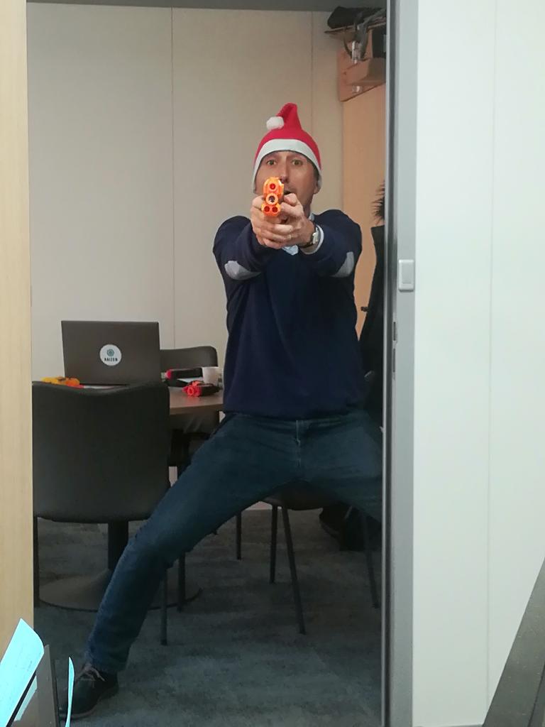 MaCodinas's tweet photo. On ne se sent pas vraiment en sécurité à l'agence de #Lyon @Kaizen_Sln #Noel #Nerf #CestLaGuerreDesBureaux https://t.co/shkBAnyuGK