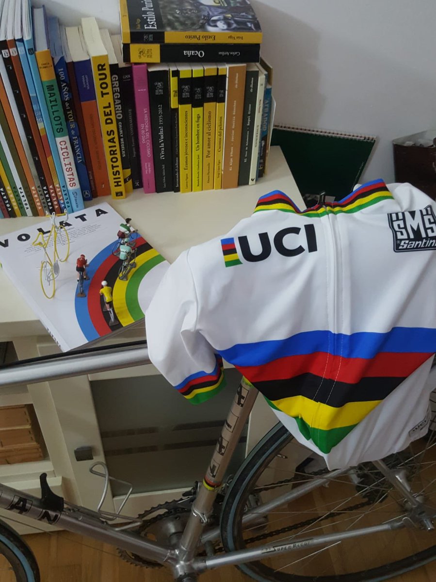 ccvolata's tweet photo. Los maillots 🌈 que sorteamos entre nuestros suscriptores ya están a buen recaudo! La ganadora de uno de ellos nos manda esta foto desde Cantabria. Gracias! #VOLATA16 #bodegonarcoiris https://t.co/msVOpyeuU9