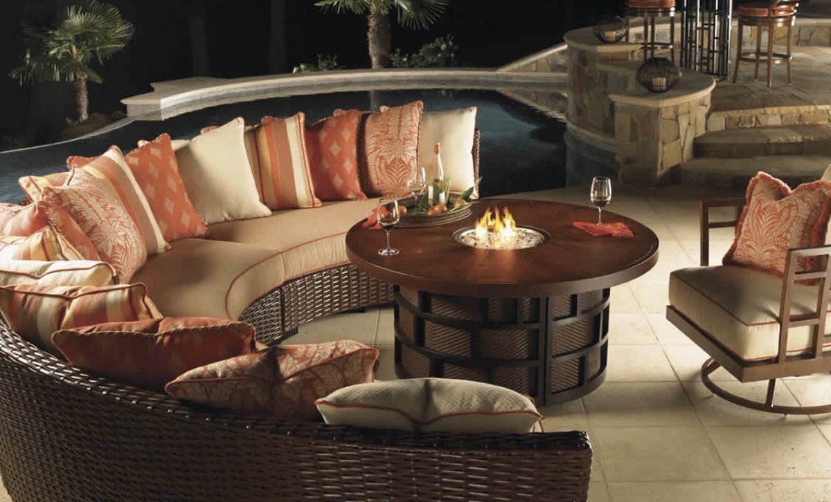 AmCountertop's tweet photo. Seating that’s perfect for those holiday parties!🎄 {New Furniture lines now available & on display!} #backyardcompany #tampa #stpete #outdoorfurniture #grills #everythingbackyard #tommybahama #klaussner #biggreenegg #telescope https://t.co/qCd6kHFq2b