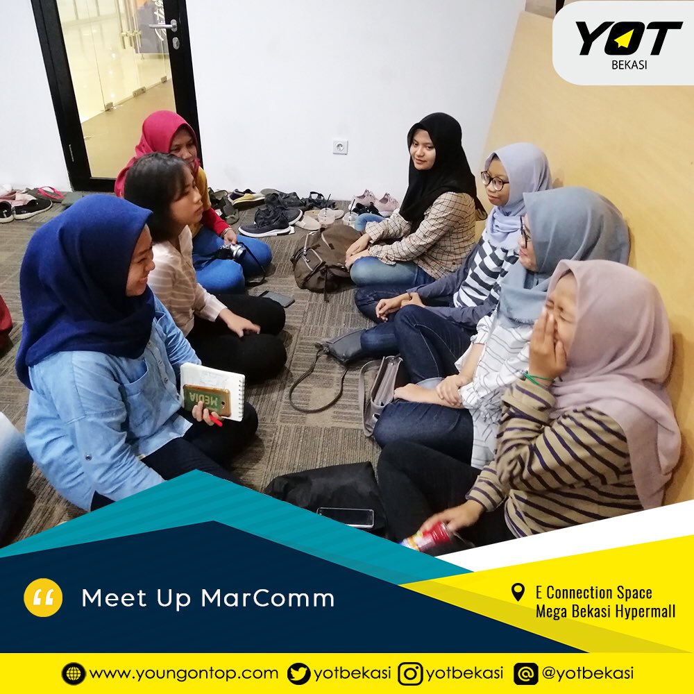 YOTBekasi's tweet photo. Ini dia wajah baru marcomm batch 4, wah serius banget nih lagi pada diskusi tentang pembagian tugas perdivisi Marcomm. #YOTBekasi #YoungOnTop #TerusMenginspirasi #InspirasiBekasi #PatriotYOTBekasi #BanggaBekasi #MeetupMarComm #MarCommBatch4 https://t.co/l9UVbn8e4g