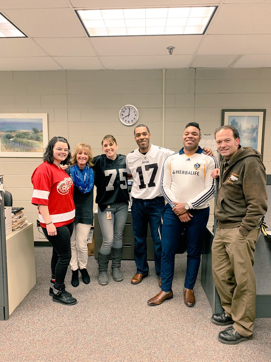 Shellab1Shellie's tweet photo. It’s Jersey day in Great Lakes!!!! Just warming up for next week when it’s #spiritday Every. Single. Day. #cantwait #freesmiles #peaksmiles #keepemup @Gr8LakesUPSers #WeAreUPS #brownjerseyscount #hometeam #howielong https://t.co/vgtvy7Eg0K