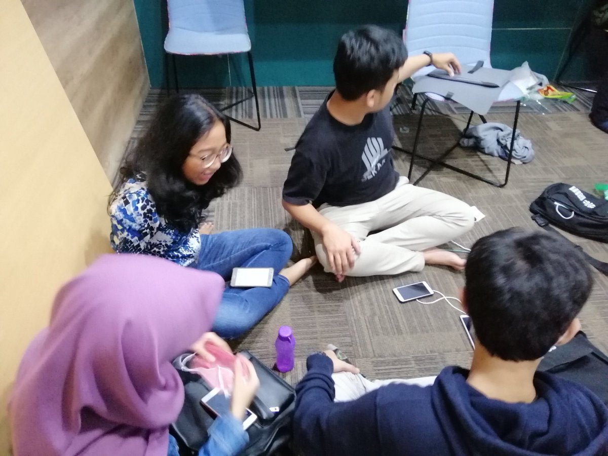 YOTBekasi's tweet photo. Ini dia wajah baru marcomm batch 4, wah serius banget nih lagi pada diskusi tentang pembagian tugas perdivisi Marcomm. #YOTBekasi #YoungOnTop #TerusMenginspirasi #InspirasiBekasi #PatriotYOTBekasi #BanggaBekasi #MeetupMarComm #MarCommBatch4 https://t.co/l9UVbn8e4g