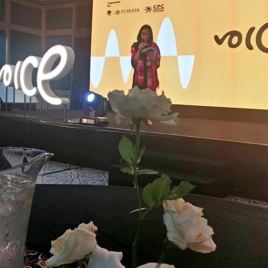 puskapa's tweet image. #dinnerreception Ni Luh Putu Maitra Agastya as chair #VOICEcon2018 and @canavera @cpclearningnetwork presented tokens of appreciation to the partners: @unicefindonesia, Learning Initiatives on Norms, Exploitation, and Explanation, KOMPAK, the Asia Foundation, @IRH_GU and AIPJ2