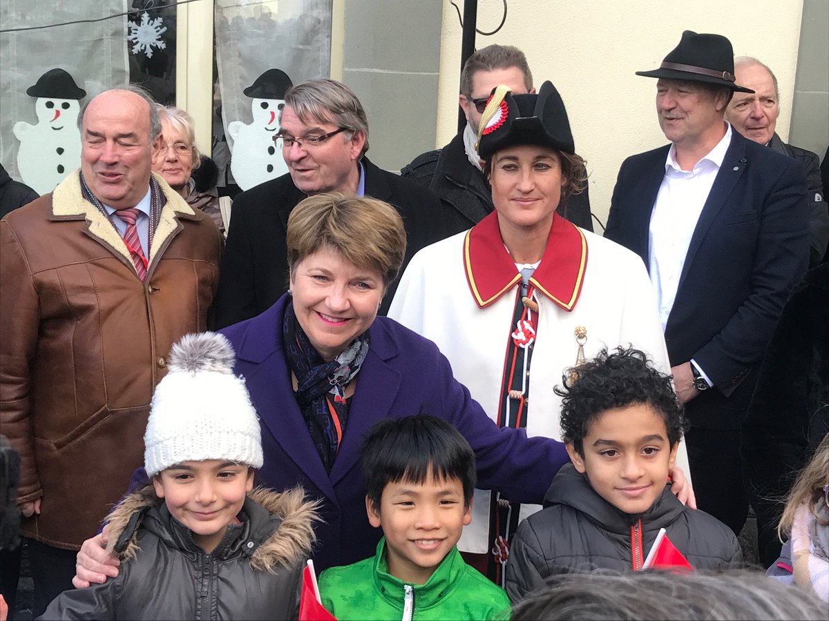 kantonwallis1's tweet photo. Die neu gewählte Bundesrätin Viola Amherd ist im Wallis eingetroffen. Die Gemeinde St-Maurice hat diese herzlich empfangen. https://t.co/T3izlYYSvK