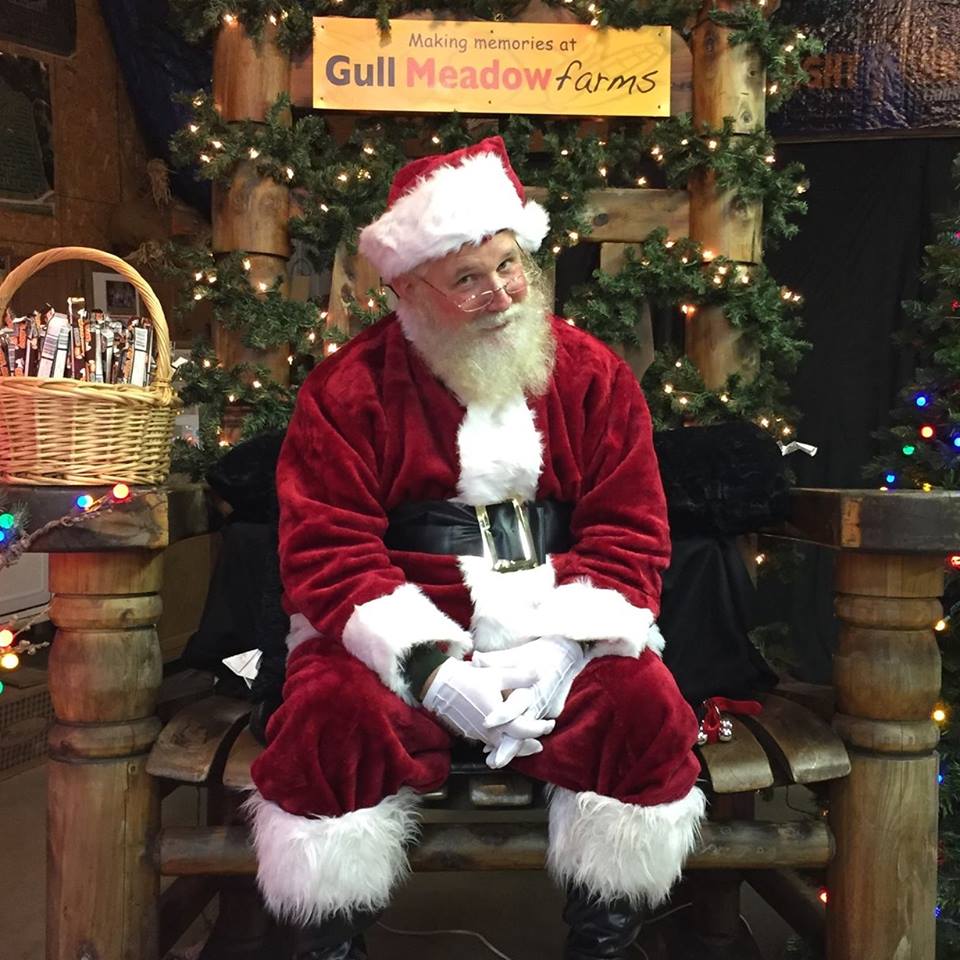 Hand in the air. Who lives in West Michigan and still needs pics with Santa? Don't spend a lot to get those great memories! tinyurl.com/ydbc3mcz <a href="/FOX17/">FOX 17</a> <a href="/FOX17MorningMix/">FOX 17 Morning Mix</a> #fox17smartshopper