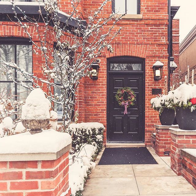 hollysisson's tweet photo. I love a wreath decorated door! How about you? 
#toronto #holidaydecor ~
Canon 1D X MkII + 16–35 f2.8L @ 21mm f3.5 (See my bio for full camera equipment information plus info on how I process my images. 😊)
~
#pickmotion #xmaswonders #SchlageHolidayDoor https://t.co/Z3pIaUtVhO https://t.co/UuQrUVavre