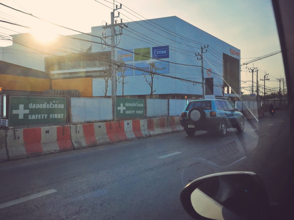 gun_zlinger's tweet image. #DesignVillage ( #บุญถาวรราชพฤกษ์ ) เปิดแล้ว อยู่ถนนราชพฤกษ์ใกล้จุดตัดกับถนนรัตนาธิเบศร์ (แถวสถานีรถไฟฟ้าสายสีม่วงบางรักน้อยท่าอิฐ)