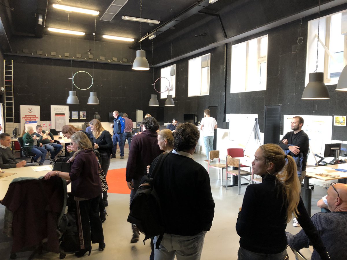 Locali4u's tweet image. Gemeentemedewerkers die vertellen wat ze goed vinden aan #Locali en wat beter kan. Wát een leuk begin van de workshop #burgerparticipatie #Hilversum