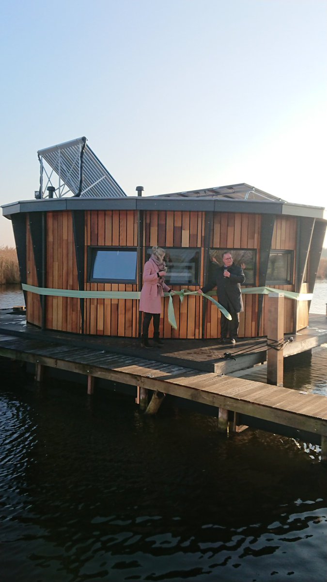 Dobberhuisjes in het Hollands Plassengebied. Initiatief van Hiswa leden voor uniek overnachten. Vandaag opening met gedeputeerde Han Weber in Nieuwkoop