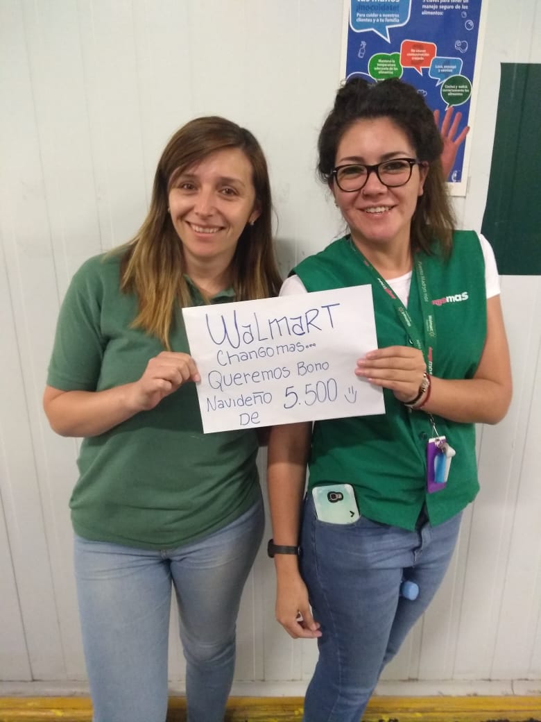 En Walmart - Chango Más de todo el país hacen visible su pedido de Bono Navideño. De paso avisarle a FAECyS que convoque a Walmart. La empresa afirma que es Cavalieri que no puede porque tiene tomada la federación (hecho no cierto). Apoyamos y compartimos!. #Launidadvienedeabajo