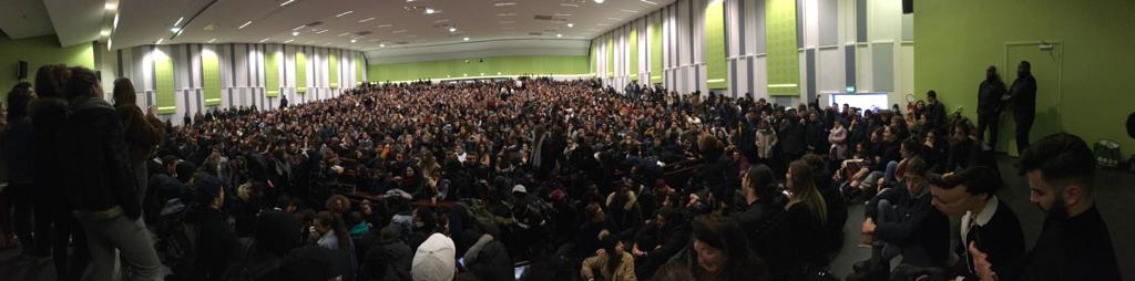 🛑 LES 2500 PERSONNES PRÉSENTES EN ASSEMBLÉE GÉNÉRALE À NANTERRE RECONDUISENT MAJORITAIREMENT LE BLOCAGE JUSQU'À MARDI 🛑

#FraisDInscription #LoiORE