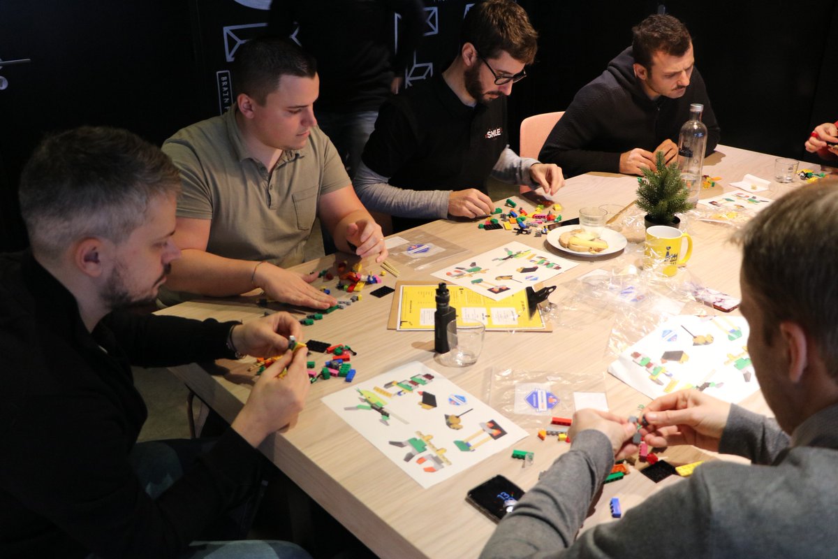 GroupeSmile's tweet photo. Utiliser ses mains pour stimuler plus de 70% de son cerveau : @fdewasmes et @thibaultmilan de la Direction de l'Innovation nous ont fait redécouvrir notre façon de penser et notre créativité par les LEGO #Firestarter #SmileIsFun https://t.co/gWGIEryC0k