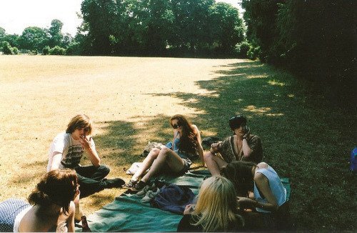 Reunión de los jóvenes Draganov y Smirnov en los jardines del Castillo de Leeds.

Verano de 1994.
Hecha por: <a href="/stefdraganxv/">𝘴𝘵𝘦𝘧𝘢𝘯 𝘥𝘳𝘢𝘨𝘢𝘯𝘰𝘷</a>