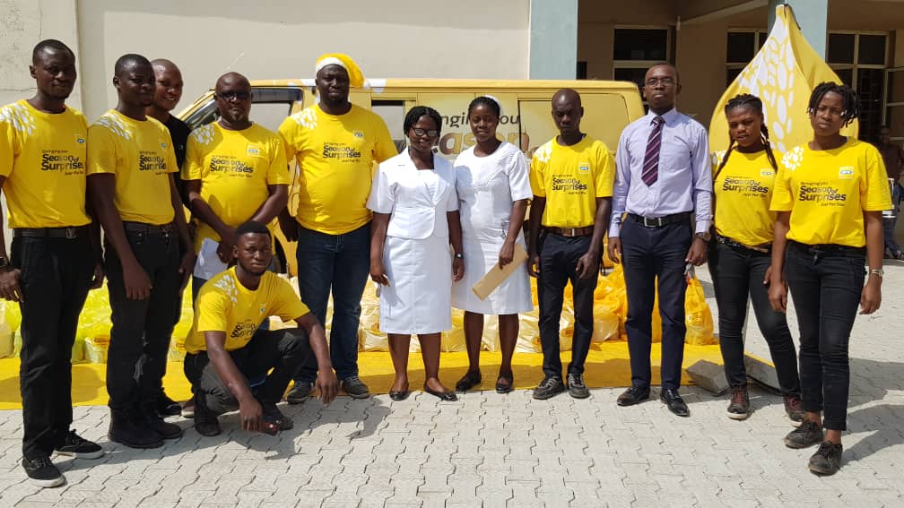 DemolaExpoze's tweet photo. The #yellotrain stopped by at Lautech Teaching Hospital, Ogbomosho.
Sharing the love and kind gestures to patients in the hospital.
#HospitalSurprises #MTNSeasonOfSurprises https://t.co/n0olnQepUM