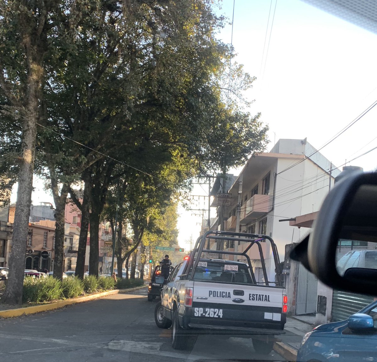 enamoratexalapa's tweet image. Como todos los días en #Xalapa , otra vez mas, las camionetas de la policia del #IPAX y estatal parados en doble fila en Av Murillo Vidal a la altura de los laboratorios Rivas, obstruyendo la vialidad y haciendo abuso de autoridad, queremos solución @ssptransitover . @AytoXalapa
