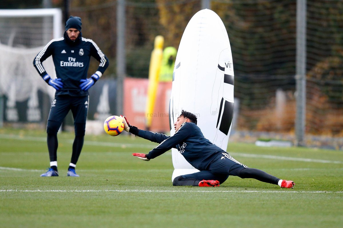 @nachofi1990 se ejercitó en solitario sobre el césped con y sin balón, mientras que @isco_alarcon, @thibautcourtois, @Benzema y @GarethBale11 trabajaron en el interior de las instalaciones. #CiudadRealMadrid #RMCity #RealMadrid #RMLiga #RealMadridRayoVallecano #HalaMadridYNadaMás