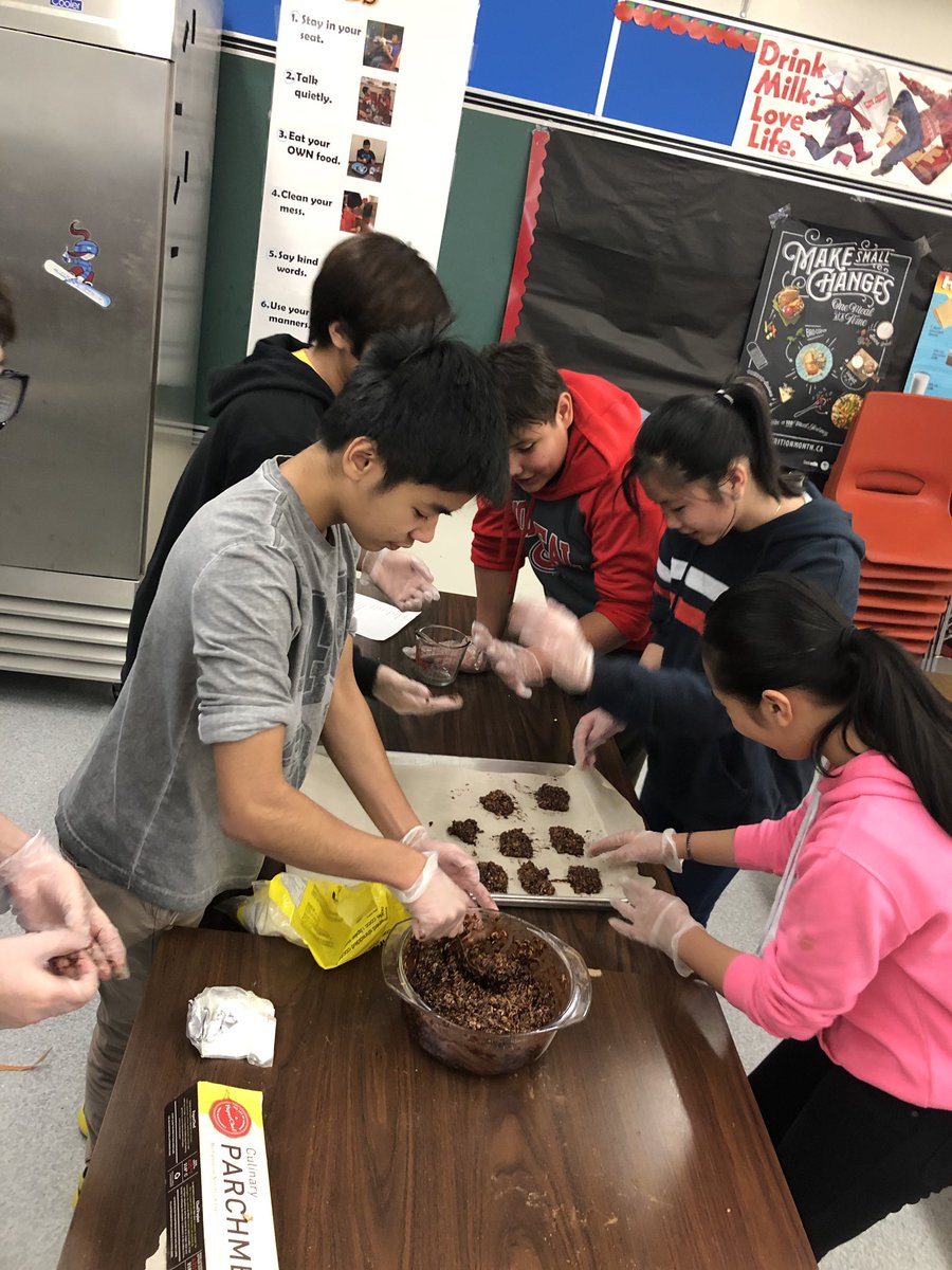 MissFischer7_8's tweet image. Gr.7/8 Ss had a great time baking the treats for our upcoming Christmas activity night bake sale. Thanks to @denise2503 &amp;amp; Mrs. Simic for your help @StMichaelRegina #learntobake