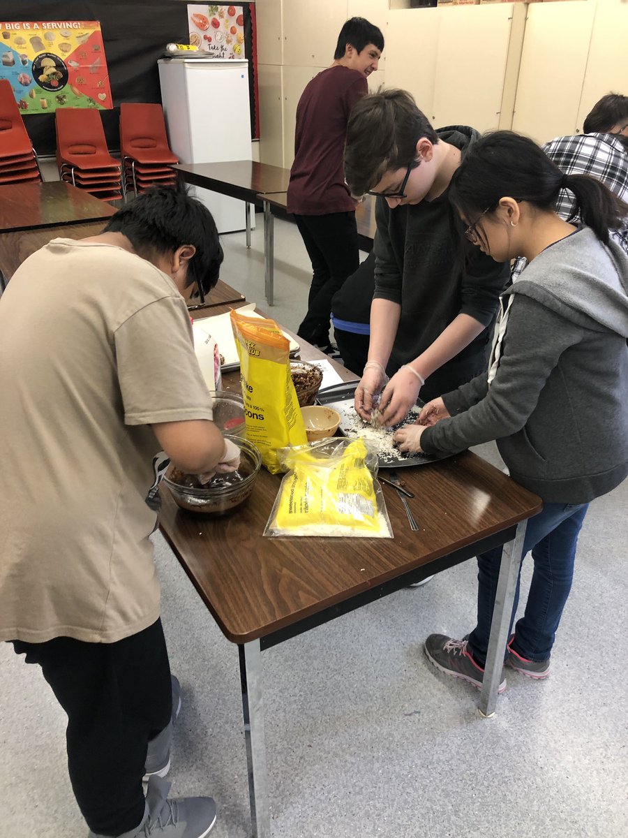 MissFischer7_8's tweet image. Gr.7/8 Ss had a great time baking the treats for our upcoming Christmas activity night bake sale. Thanks to @denise2503 &amp;amp; Mrs. Simic for your help @StMichaelRegina #learntobake