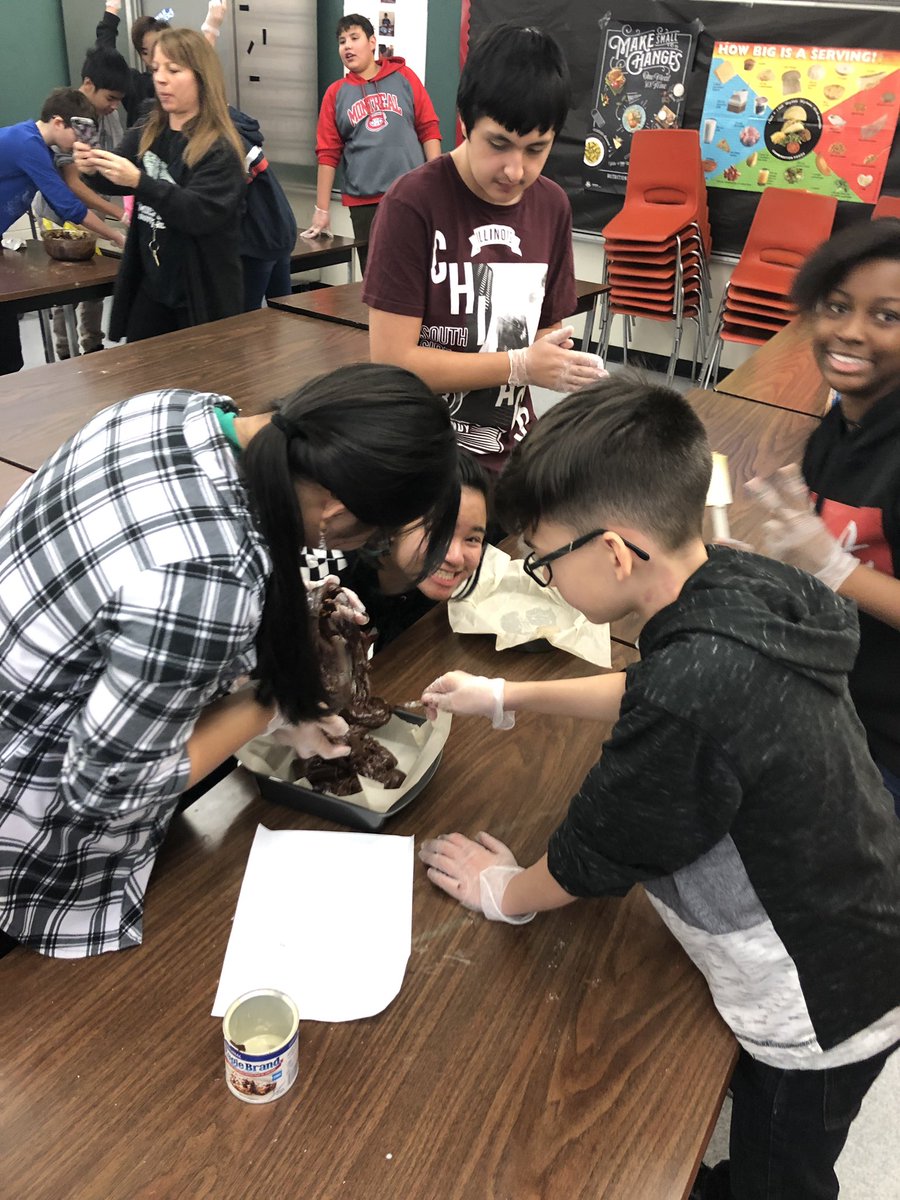 MissFischer7_8's tweet image. Gr.7/8 Ss had a great time baking the treats for our upcoming Christmas activity night bake sale. Thanks to @denise2503 &amp;amp; Mrs. Simic for your help @StMichaelRegina #learntobake