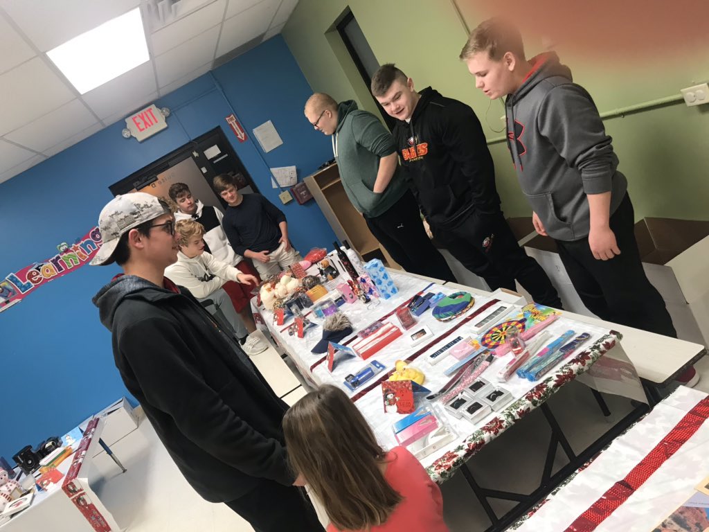Big Walnut Footballers giving back to this great community at a secret Santa workshop. Great work men. GO EAGLES!