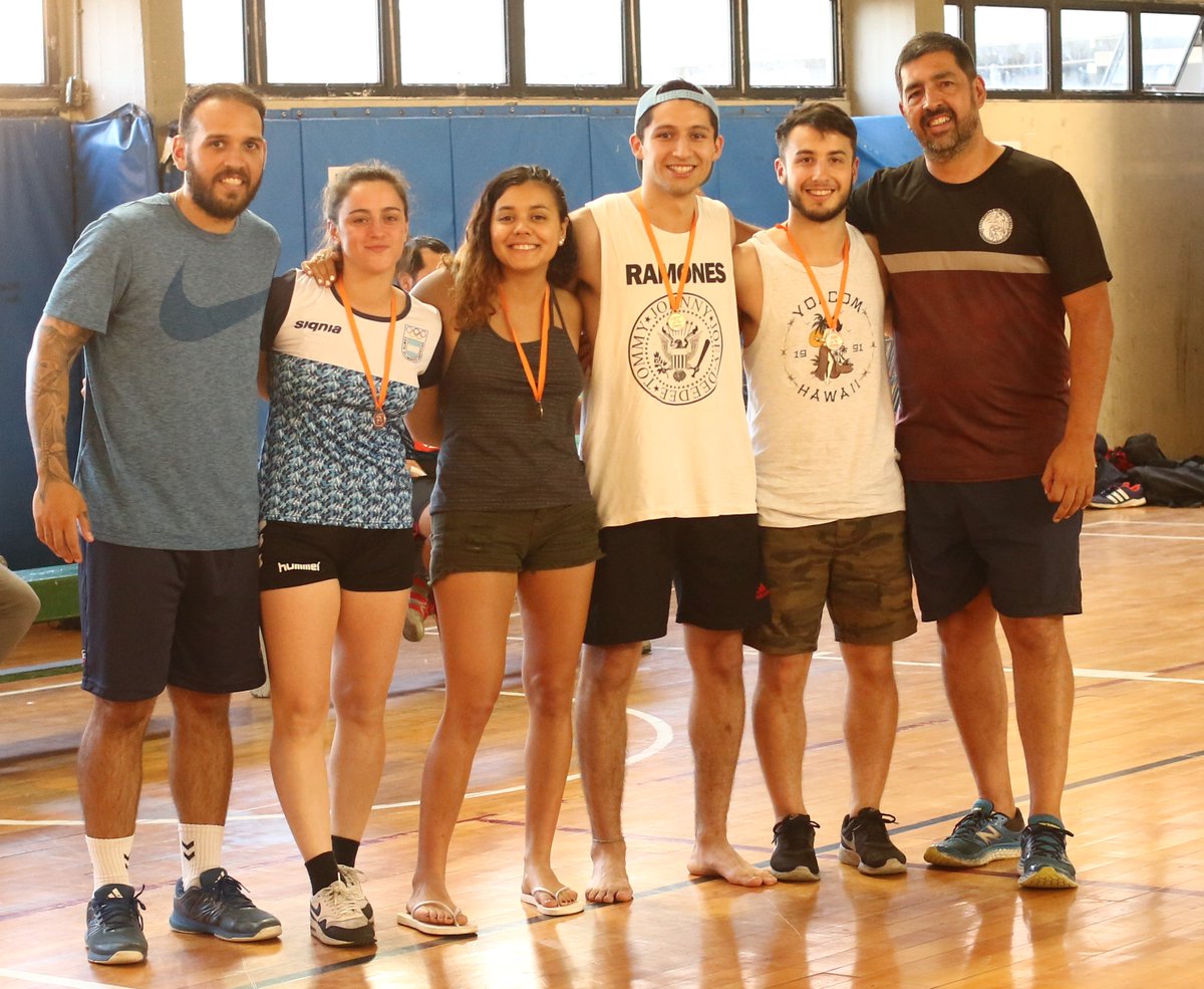 HandballUBA's tweet photo. #Cierre2018
Juniors Damas:
Revelación: Mariana Mansilla (recibió Mili Mosquera)
Mejor jugadora: Coti Maurer
Menores Caballeros:
Revelación: Joaquin Valdebenito
Mejor Jugador: Tibor Pok https://t.co/tBDOtodmB6