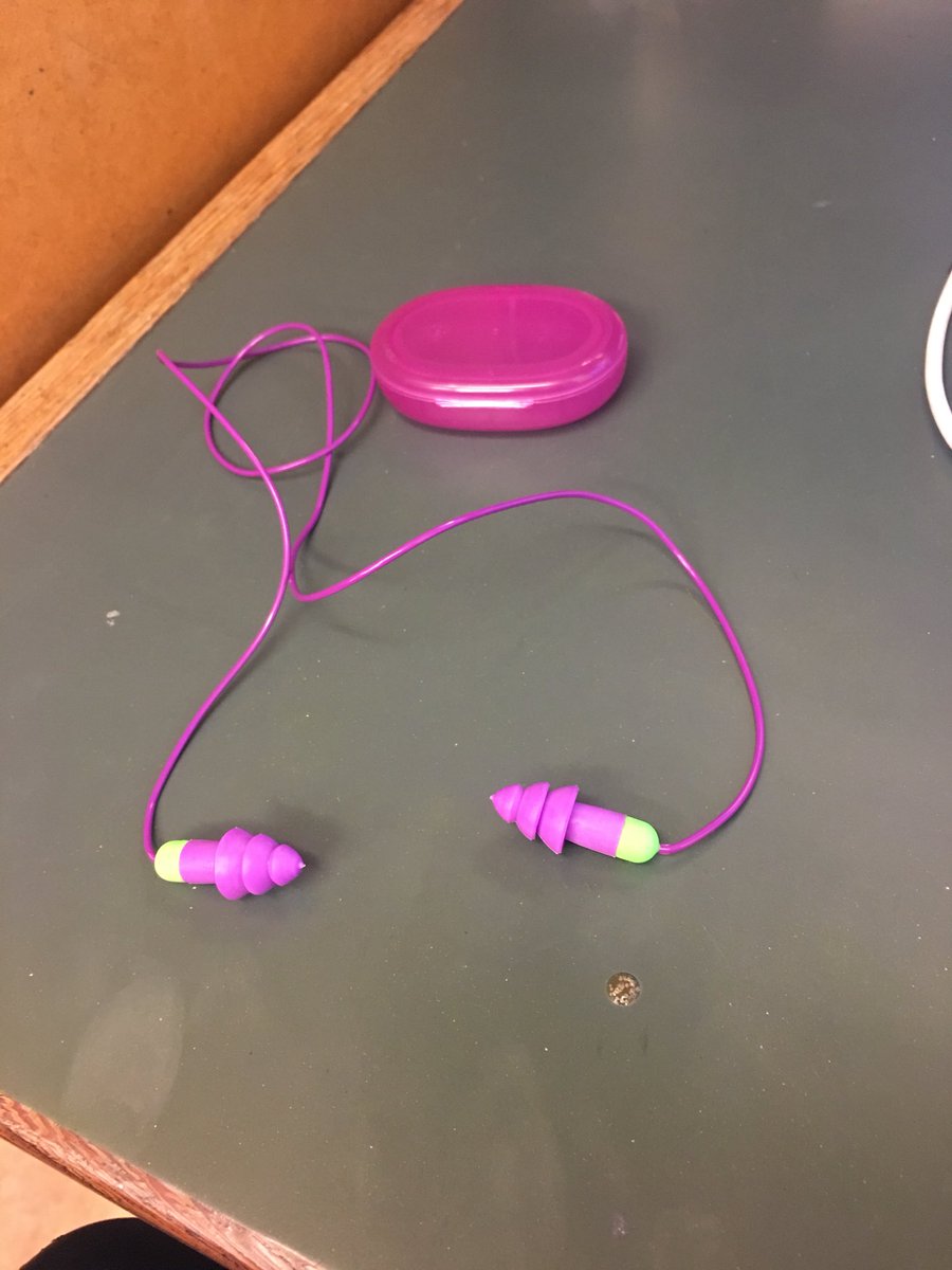 Ég veit ekki í hvaða jólaprófa siðrofi ég var þegar ég verslaði þessi eyrnatappa áðan í Bóksölunni. Hverju var hafnað í hönnunarferlinu þegar ljósgræn-fjólubláir jólatrésdildóar í SNÚRU varð niðurstaðan??