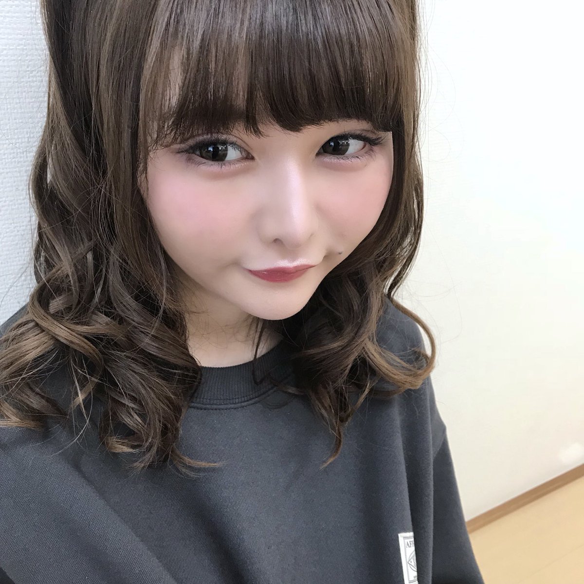 ট ইট র 夢月 戦慄かなのさん 本日放送のアウトデラックスはブカブカのトレーナー 巻き髪ハーフツイン シンプルでカジュアルなお洋服だったのでヘアは甘め メイクは派手すぎないプルプル赤リップにしました お洋服に合わせたヘアメイク 毎回注目して