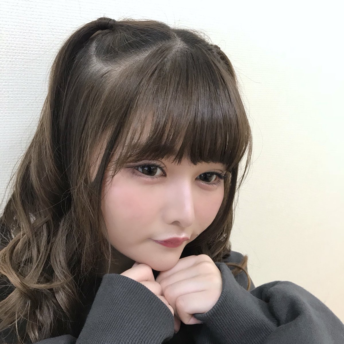 ট ইট র 夢月 戦慄かなのさん 本日放送のアウトデラックスはブカブカのトレーナー 巻き髪ハーフツイン シンプルでカジュアルなお洋服だったのでヘアは甘め メイクは派手すぎないプルプル赤リップにしました お洋服に合わせたヘアメイク 毎回注目して