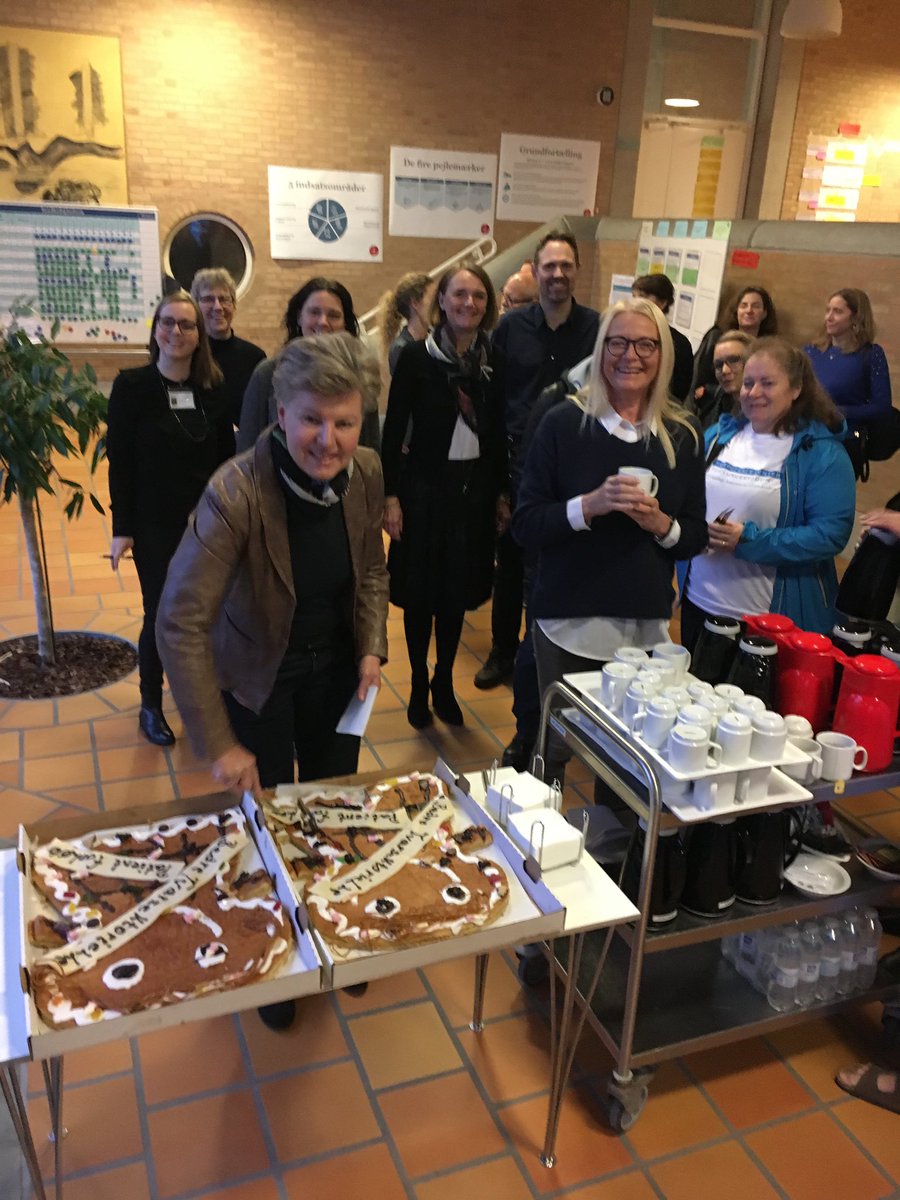 NSRsygehuse's tweet photo. Tværsektorielt samarbejde til gavn for vores patienter! I samarbejde med kommuner og almen praksis har vi opnået utrolig flotte resultater med at sikre gode patientforløb på tværs af sektorer. Det skulle naturligvis fejres med kage! #sundpol #nsrsygehuse https://t.co/DaIQyIlZ9V