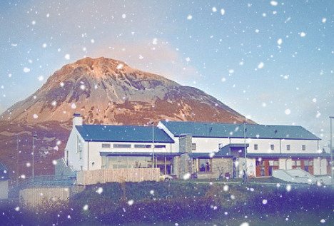 HiIreland's tweet photo. Day 4 of our 12 Hostels of #Christmas is @Errigal_Hostel.

The hostel lies at the foot of Donegal’s highest mountain, #Errigal Mountain, for those interested in hiking and walking.

@govisitdonegal @DonegalHour @Gweedore_WAWay @WAWHour #Donegal 

https://t.co/dMeTDheE2S https://t.co/xvjhkLymyl