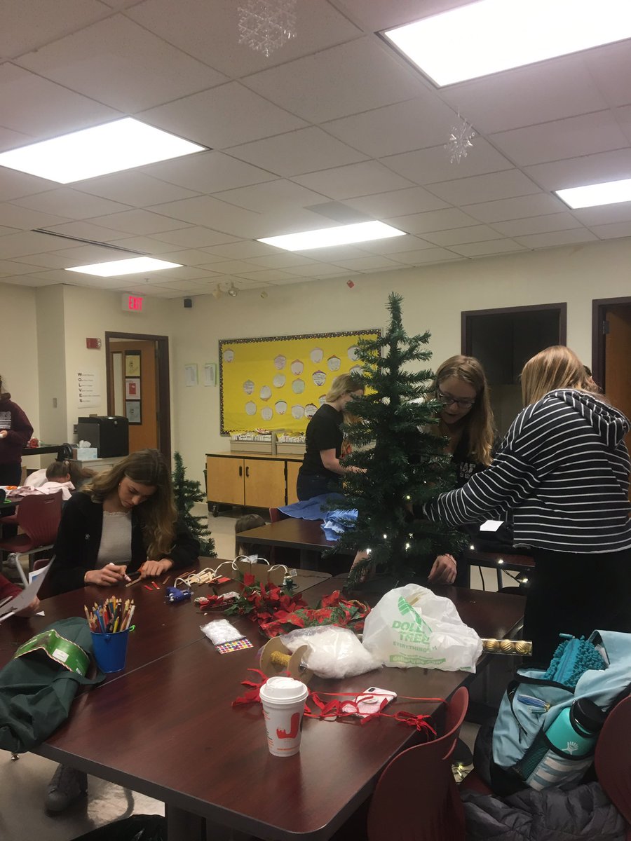 mrs_eschman's tweet photo. #studio118. Busy elves working on their holiday tree final! Loving the creativity ! @SKochPR @Kevin_Koeppen @IndustryCareers @PrairieRidgeHS #d155inspire #prexperience https://t.co/bUY15VmTot