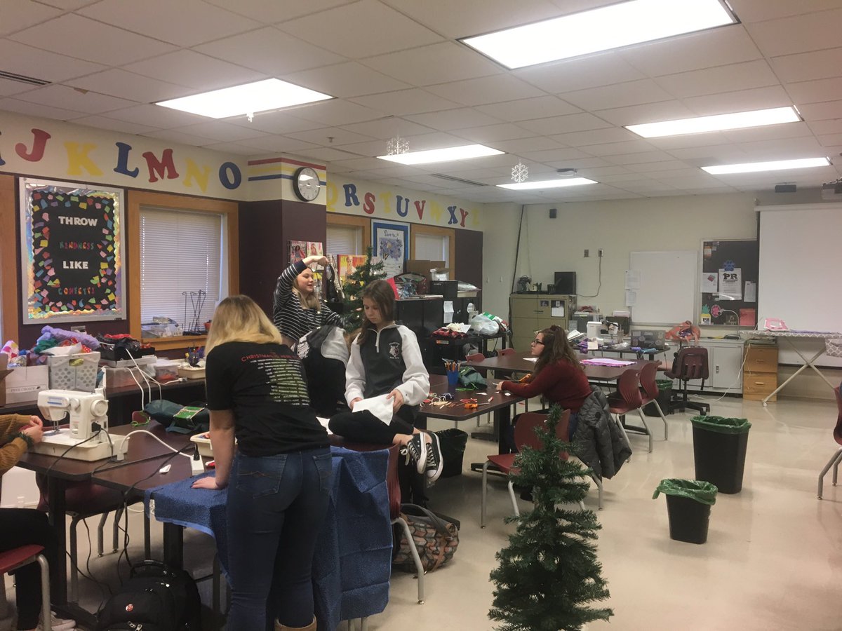 mrs_eschman's tweet photo. #studio118. Busy elves working on their holiday tree final! Loving the creativity ! @SKochPR @Kevin_Koeppen @IndustryCareers @PrairieRidgeHS #d155inspire #prexperience https://t.co/bUY15VmTot