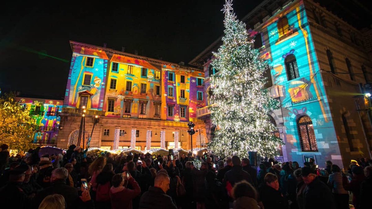 postalakecomo's tweet image. The most beautiful place to spend #Christmas holidays! #Comocity #comolake #cittàdeibalocchi #HotelPostaMoltrasio