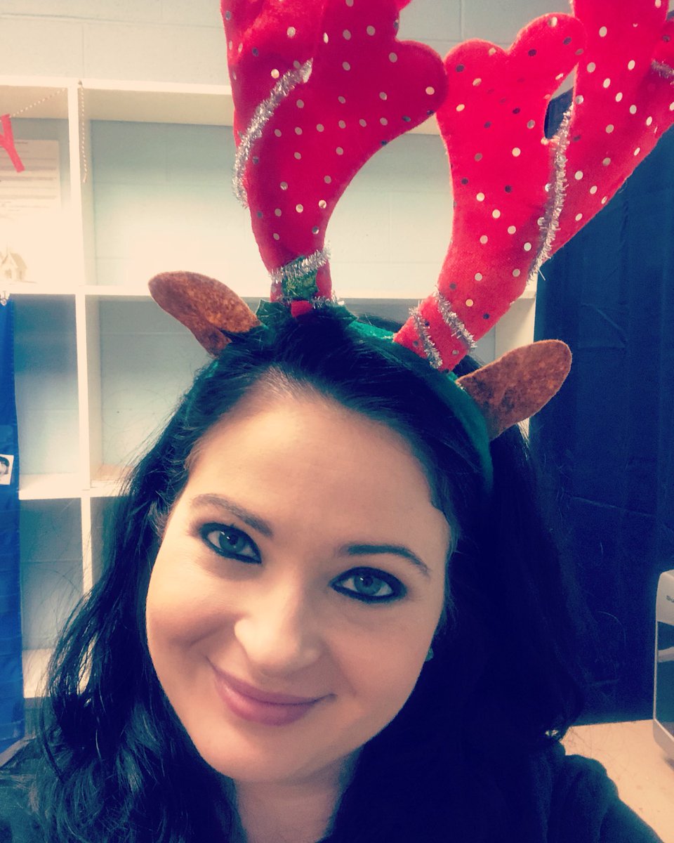 SamanthaNotti's tweet image. Antler Day! 🦌 I now sympathize with any reindeer attempting to take a selfie and get both their antlers and face in the pic #reindeerproblems Also, why do I always tilt my head the same way? 🤷🏻‍♀️ #counselorlife #letsgetfestive #christmasthemes #elementaryschoolorbust