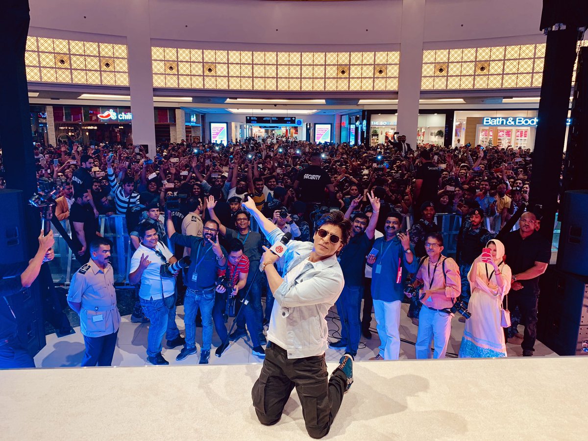 joshiitanvi's tweet image. This crowd says your stardom✨
@iamsrk @SRKUniverse 
#8DaysToZero