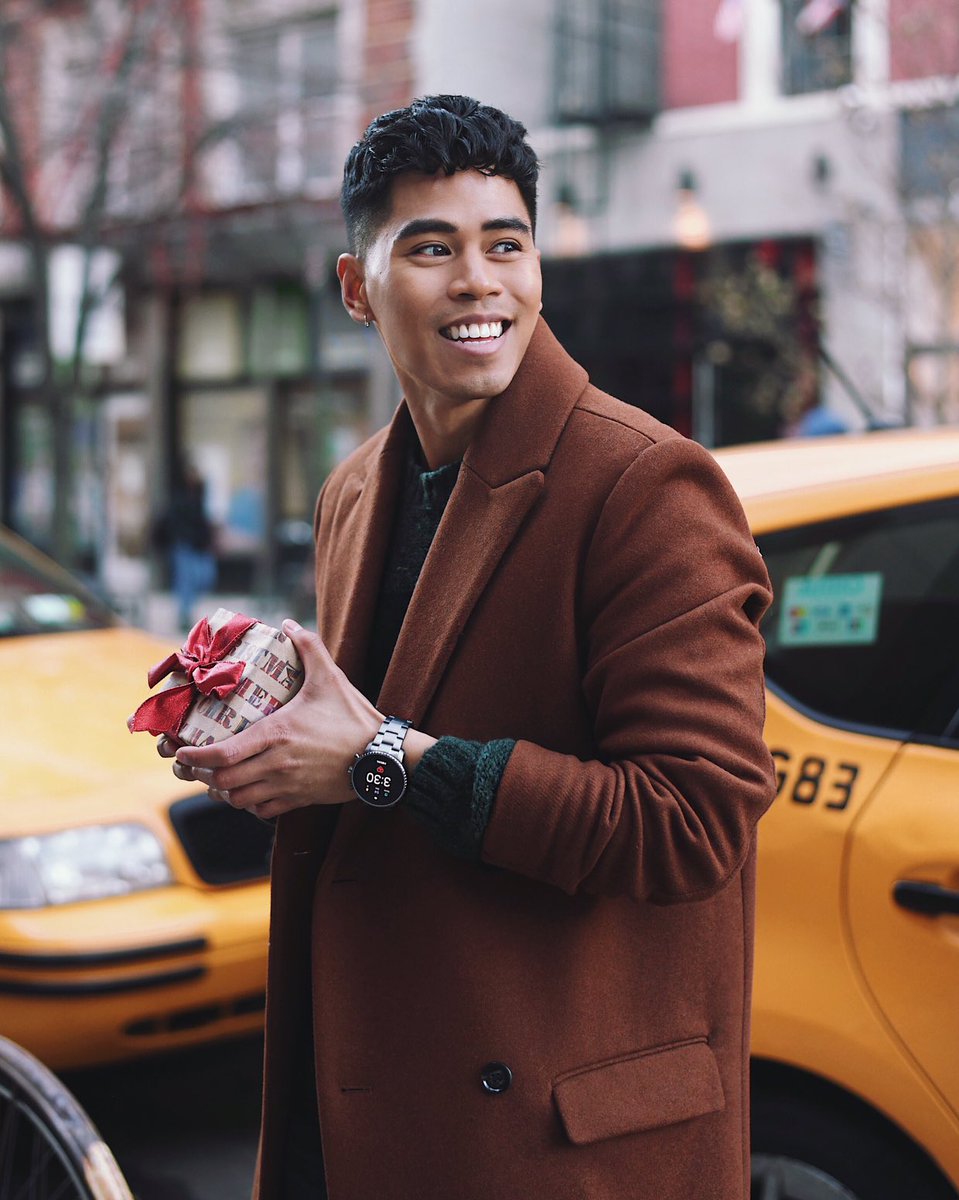 oh_anthonio's tweet photo. That feeling when you finally finish all your holiday shopping... and you're even a few days early! Holiday season is always hectic but I'm loving how my @fossil smartwatch helps keep me connected but not distracted! https://t.co/LyPRe9XfTA https://t.co/csR1xj1can