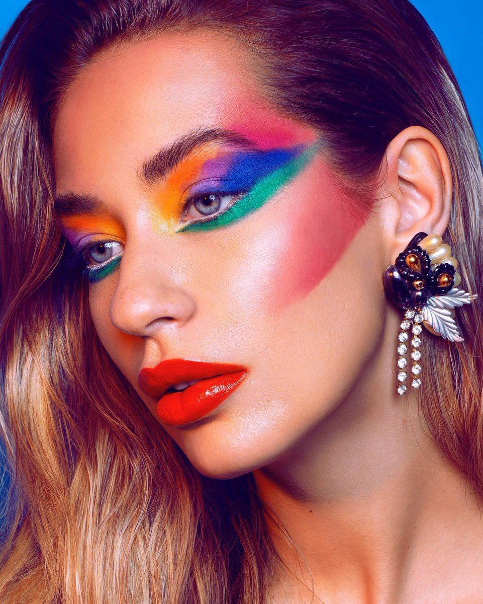 Back the 80’s vibes 🌈 Makeup Artist @tanyaguccionemua with this incredible creative look. 

#crownbrush #80'svibes #1980 #creativemakeup #rainbowcolours #brughtcolours #redlips #strikingmakeup