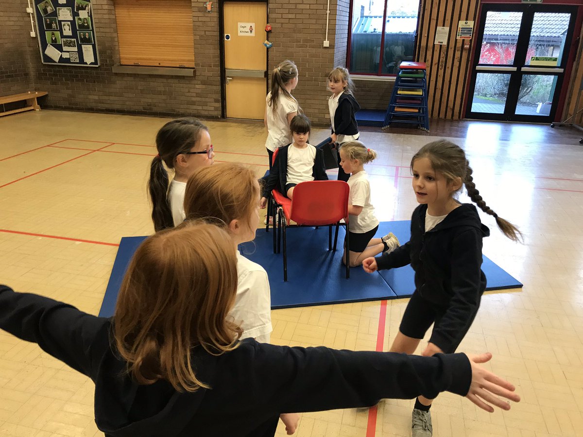 UskPrimary's tweet photo. Roman banquets, entertainment and gladiator fighting in P.E today. #supercollaboration #Dosbarthbeech #healthyconfidentindividuals https://t.co/JgTLOLB6cp