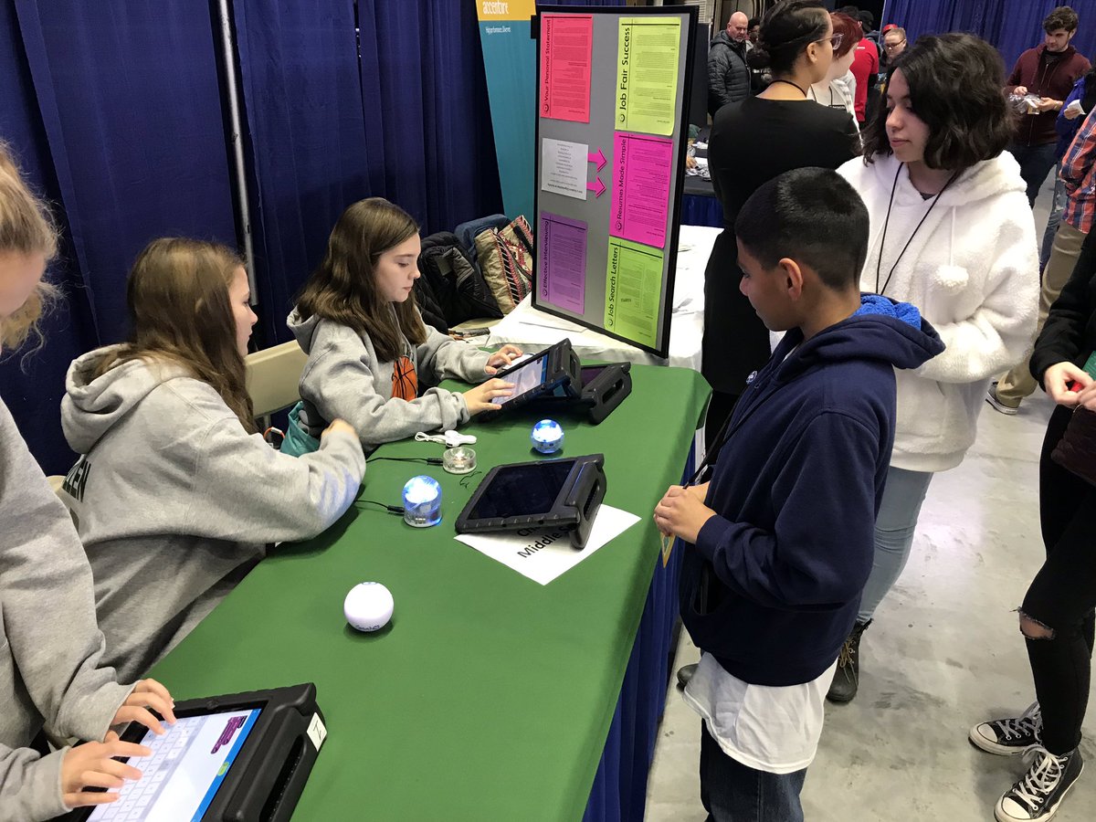 chopper_bryan's tweet photo. @CharihoRegional middle school students #cs4ri #chariholearns https://t.co/Vqg3wEKPt3