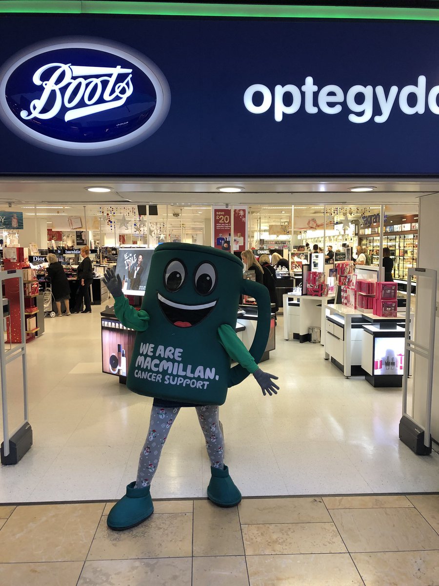 underwood_kate's tweet photo. Muggy is still exploring #cardiff as we #festivefundraising for @MacmillanCymru #spotmuggy @StDavidsCardiff #greenarmy 💚🌲🎅🏻#festivepostbox https://t.co/W5Nx9THN0T