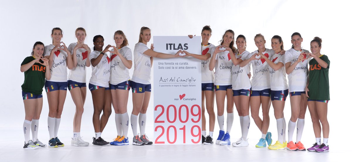 Un cuore per il Cansiglio. ♥️
Quello di #Itlas e quello delle atlete di <a href="/ImocoVolley/">Prosecco Doc Imoco Volley</a>, che in occasione della tradizionale foto con gli sponsor hanno indossato la maglia "Noi ♥️ Cansiglio" per ricordare i dieci anni del nostro progetto. 🌲

#AssidelCansiglio #ImocoVolley