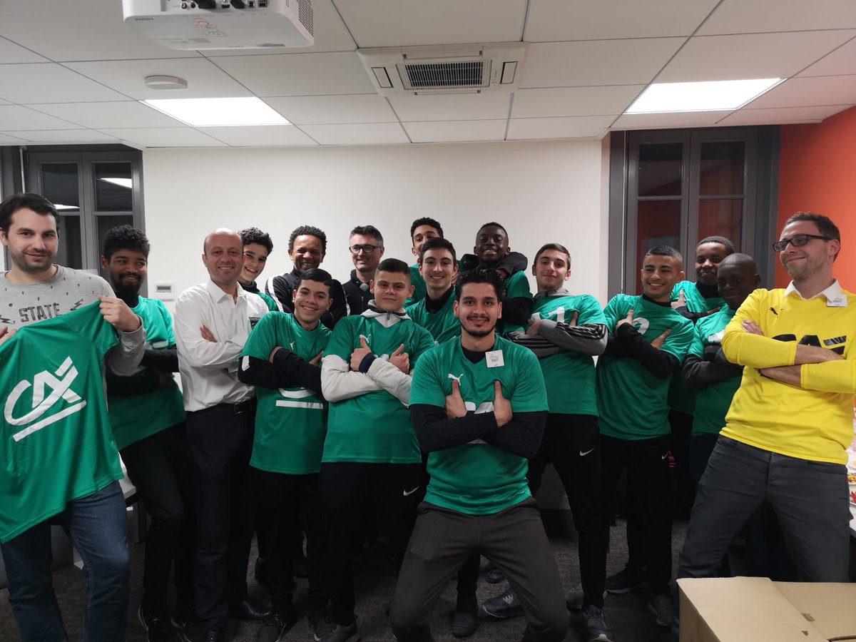 mk10sb's tweet photo. Célébration en mode @KMbappe à l'agence @ca_centrest de Villeurbanne Gratte-ciel pour la remise du Trophée Mozaic Foot Challenge. Bravo aux U15 de l'@asvelfootball pour leur performance, leur fair-play et leur bonne humeur. https://t.co/tsF7zHjXXd
