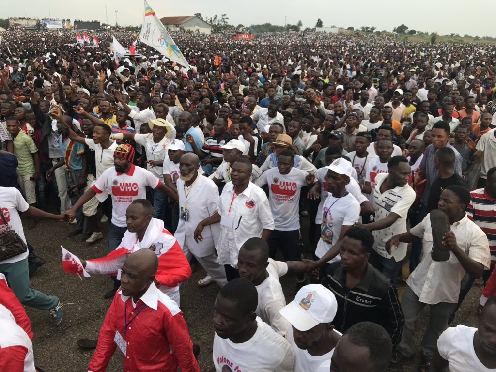 LodOmanga's tweet photo. #RDC #CACH #Fatshivit vient d’atterrir à MbujiMayi impossible de sortir de l’aéroport les militants ont pris d’assaut le tarmac https://t.co/mzRnAacNhB
