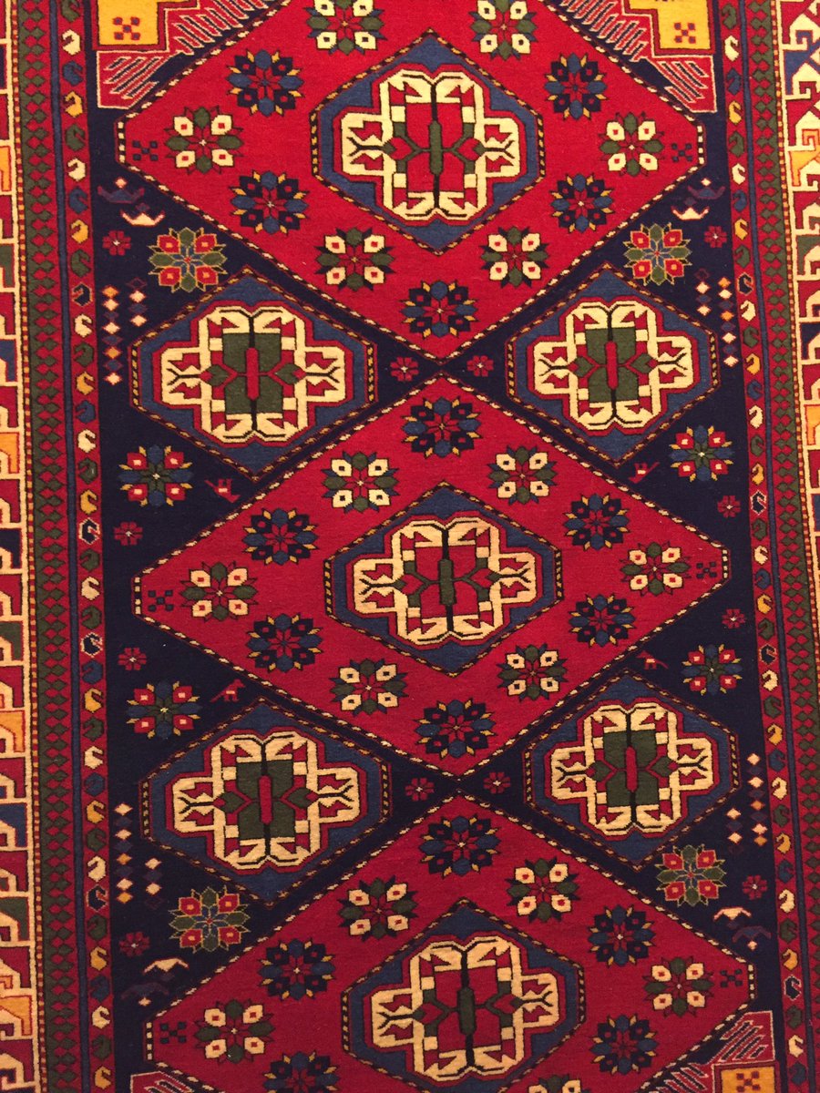 을지로입구역 인근 KF갤러리의 <카펫, 아제르바이잔의 진주> 전시. 아제르바이잔에서 카펫은 세계문화유산으로 등재될 만큼 정교한 예술품이면서, 매년 온가족이 동원되어 만드는 일상용품으로 그 자체가 삶과 하나라고 해요. 
전시된 카펫은 18장, ~12/19, 입장료×, 사진촬영 자유
3시, 5시 도슨트O