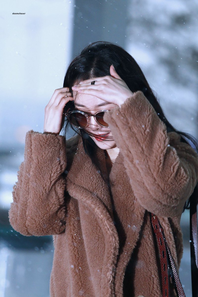 spiderkyu's tweet photo. 181213 인천공항 출국 #서현진 #마마 🖤 내일 드레현진 넘나 기대되는 것,, https://t.co/KtIy2VGfL4