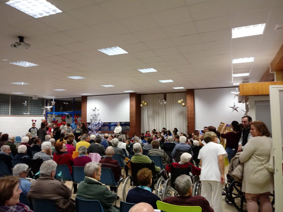 archiValladolid's tweet photo. Los peques de catequesis de la parroquia #VilladePrado de #Parquesol llevan la #Navidad a los mayores de la residencia #DoctorVillacián de la @Dip_Va: villancicos, polvorones y... el mensaje de amor de Jesús. @jofeba1972 https://t.co/IkdhXLHNl5