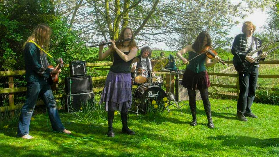 This is your last chance to dance this year! The fabulous Outlandish Knights (Folk Rock) Ceilidh Band will playing for us with John Brown calling the dances. Tickets available via our website until 10pm tonight! derbyceilidhs.uk/event/christma… #derby #ceilidh #ceilidhdancing #fun