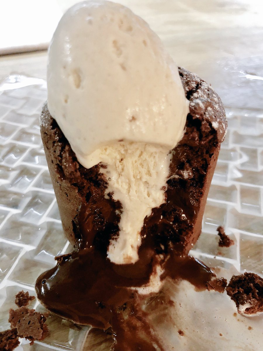 JCCapel's tweet photo. La carta de @QuatreMolins dice: Coulant (receta de Michel Bras 1981) con helado de vainilla. Un sencillo ejemplo de respeto a la verdad. Que pocas veces veo algo semejante @QuatreMolins @rafelmuria https://t.co/ouORwgI2uc