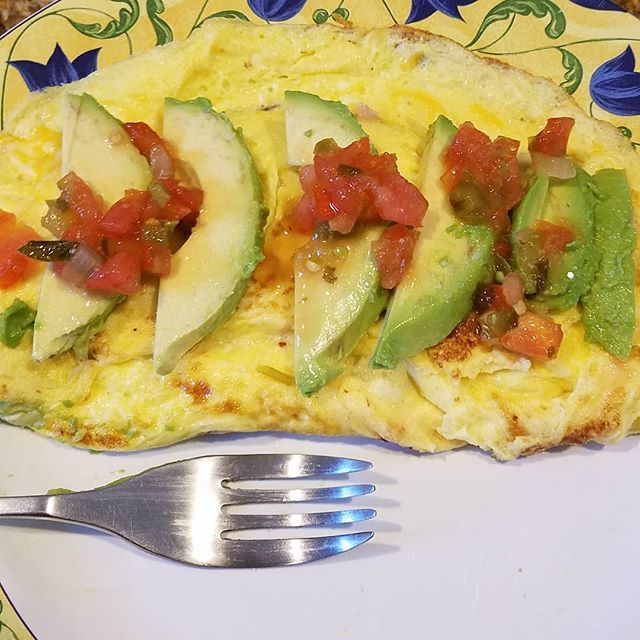 allrowcamp's tweet photo. This is why we work out... 12k on flat water in #florida then a nice California #omlette What could be better? #messingaboutinboats #nosnowhere #wintertraining #usrowing #willworkoutforfood #saltlife #rowtheshark #filippiusa #swiftrowing #concept2 #croker #itsallgood #avacad… https://t.co/2OrFJetbI5
