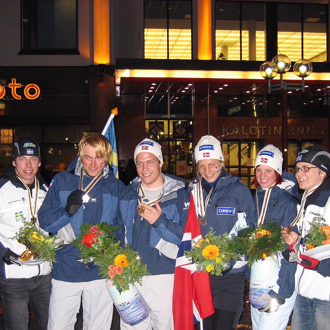 Fin gjeng her! Medaljevinnere sprint junior-VM 2005. Frå KVGs fotoarkiv 😊 Fv: Emil Jönsson (bronse), Petter Northug (sylv), Even Sletten (gull), Astrid Jacobsen (sylv), Kari Vikhagen Gjeitnes (gull), Ida Ingemarsdotter (bronse).